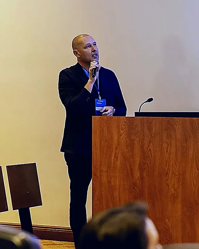 Dr. Igor Brazioli Slivinskis em apresentação em congresso da especialidade